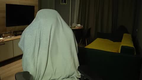 OLIVERpvt is open online show from 02/18/26, 05:09