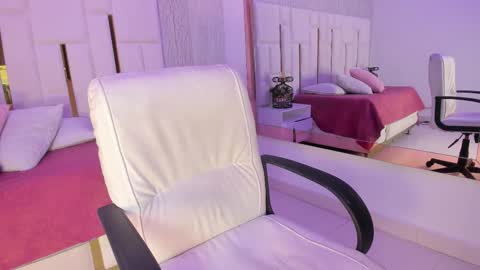 Snapshot of _tinyrousse_ chatting on 12/22/25, 07:33 Rousse online show from 12/22/25, 07:33