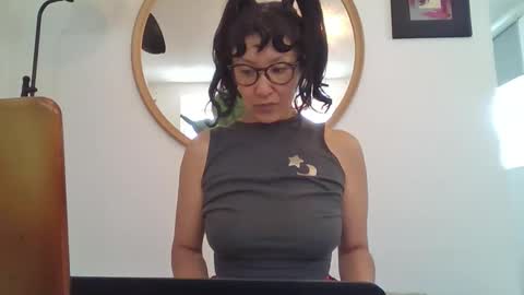 Snapshot of _tutti_frutti_ chatting on 04/26/26, 08:28 _tutti_frutti_ online show from 04/26/26, 08:28