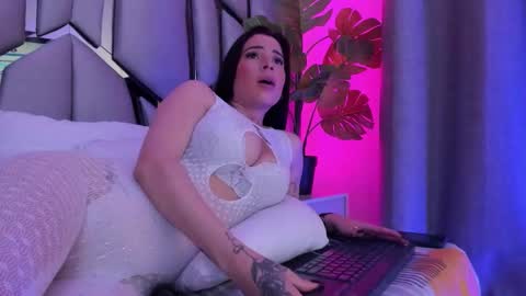 _valeria_saenz_ online show from 11/21/25, 03:49
