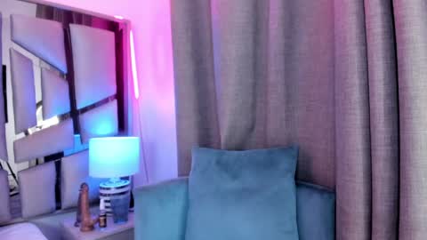 Snapshot of _valeria_saenz_ chatting on 04/18/26, 03:43 _valeria_saenz_ online show from 04/18/26, 03:43