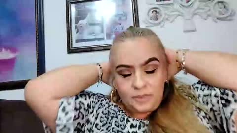 Snapshot of _valerie_rose chatting on 10/22/25, 10:09 Valerie online show from 10/22/25, 10:09