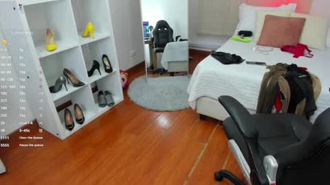 Snapshot of _victoria_collins chatting on 03/09/25, 01:59 Sol online show from 03/09/25, 01:59