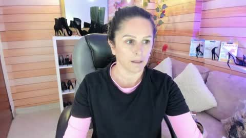 Snapshot of _victoria_collins chatting on 06/26/26, 10:52 Sol online show from 06/26/26, 10:52