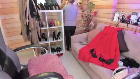 Snapshot of _victoria_collins chatting on 07/15/26, 10:09 Sol online show from 07/15/26, 10:09