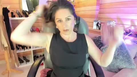 Snapshot of _victoria_collins chatting on 07/22/26, 10:07 Sol online show from 07/22/26, 10:07