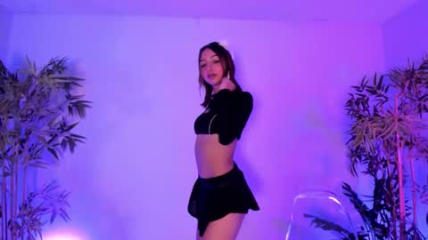 Snapshot of _violeta_owo_ chatting on 12/18/25, 08:26 Evelyn online show from 12/18/25, 08:26