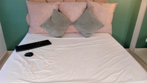 Snapshot of _vix555_ chatting on 12/15/24, 10:26 Vix online show from 12/15/24, 10:26