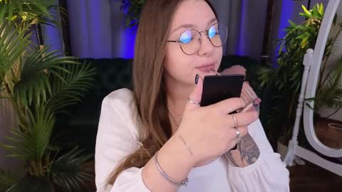 Snapshot of _wendy_evans_ chatting on 12/14/24, 01:49 Wendy online show from 12/14/24, 01:49