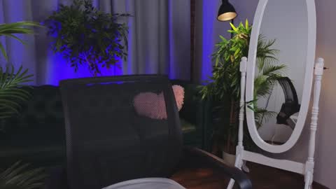 Snapshot of _wendy_evans_ chatting on 12/14/24, 04:52 Wendy online show from 12/14/24, 04:52