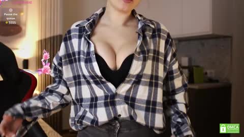 Snapshot of _whoareu_ chatting on 01/11/25, 12:18 Kristina online show from 01/11/25, 12:18