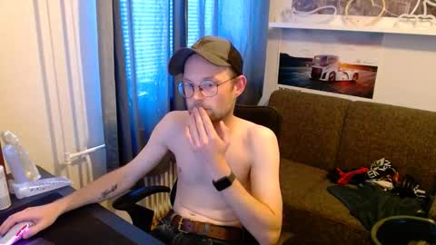 Snapshot of _whoisthatguy_ chatting on 06/10/26, 06:29 _whoisthatguy_ online show from 06/10/26, 06:29