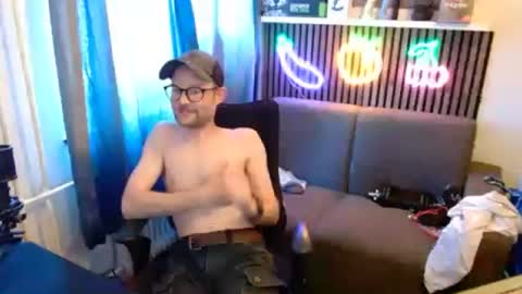 Snapshot of _whoisthatguy_ chatting on 06/20/26, 02:09 _whoisthatguy_ online show from 06/20/26, 02:09