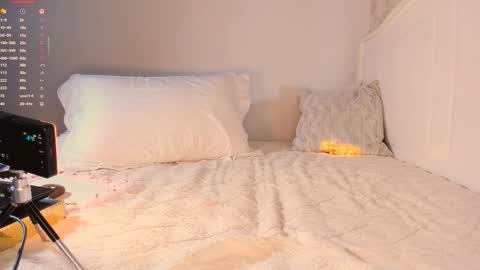 Snapshot of a1l3na_al3 chatting on 09/15/25, 09:53   Alena  online show from 09/15/25, 09:53