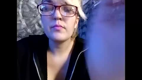 Snapshot of a6909 chatting on 12/21/24, 06:02 Bree Anna online show from 12/21/24, 06:02