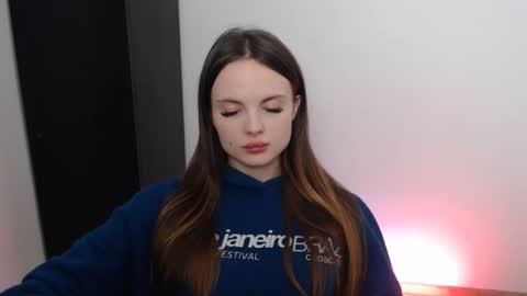Snapshot of a_ariella_ chatting on 09/12/25, 12:27 a_ariella_ online show from 09/12/25, 12:27