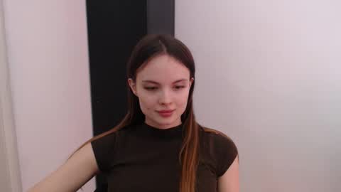 Snapshot of a_ariella_ chatting on 09/28/25, 12:21 a_ariella_ online show from 09/28/25, 12:21