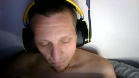 A Bored Dragon online show from 11/05/25, 01:49