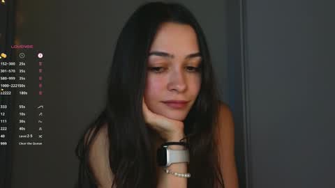 Snapshot of a_p_p_l_e chatting on 12/14/24, 04:09 Mila and Jess online show from 12/14/24, 04:09