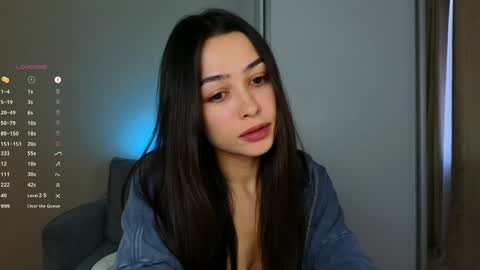 Snapshot of a_p_p_l_e chatting on 12/17/24, 10:01 Mila and Jess online show from 12/17/24, 10:01