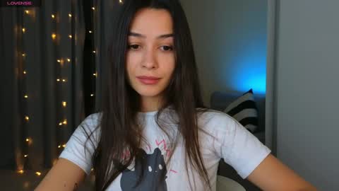 Snapshot of a_p_p_l_e chatting on 01/01/25, 02:51 Mila and Jess online show from 01/01/25, 02:51