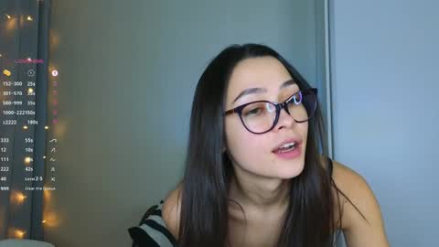 Snapshot of a_p_p_l_e chatting on 01/06/25, 10:02 Mila and Jess online show from 01/06/25, 10:02