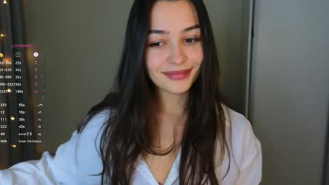 Snapshot of a_p_p_l_e chatting on 01/29/25, 04:08 Mila and Jess online show from 01/29/25, 04:08