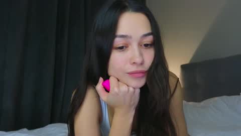 Snapshot of a_p_p_l_e chatting on 02/17/25, 01:10 Mila and Jess online show from 02/17/25, 01:10