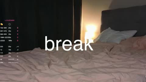 Snapshot of a_p_p_l_e chatting on 03/01/25, 01:40 Mila and Jess online show from 03/01/25, 01:40