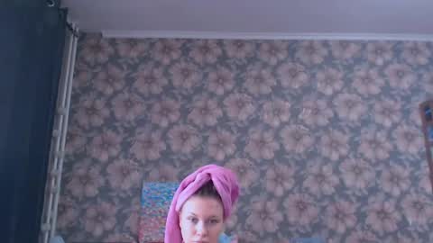 Snapshot of aalicebubble chatting on 04/22/26, 12:28 Alice online show from 04/22/26, 12:28
