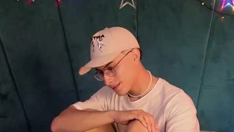 Aaron Ezequiel online show from 12/13/25, 09:53