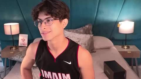Snapshot of aaron_eze chatting on 05/16/26, 12:37 Aaron Ezequiel online show from 05/16/26, 12:37