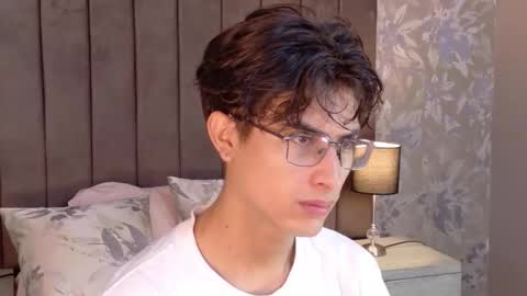 Snapshot of aaron_eze chatting on 05/19/26, 02:56 Aaron Ezequiel online show from 05/19/26, 02:56