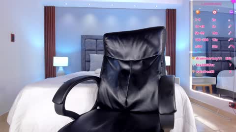 Snapshot of aaron_whitee chatting on 12/13/24, 03:38 Aaron online show from 12/13/24, 03:38