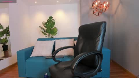 Snapshot of aaron_whitee chatting on 12/18/24, 07:41 Aaron online show from 12/18/24, 07:41