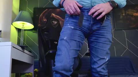 Snapshot of aaronbomer chatting on 01/17/26, 12:21 Aaron online show from 01/17/26, 12:21