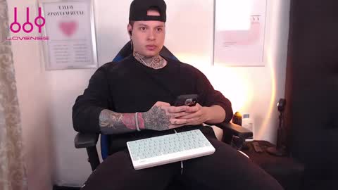 Snapshot of aaronsmith2_ chatting on 12/05/24, 04:53 aaronsmith2_ online show from 12/05/24, 04:53