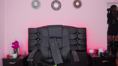 Abbigail Fuster  online show from 02/18/25, 11:00