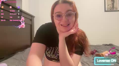 Snapshot of abbiwillow chatting on 01/19/26, 04:00 Abbi Willow online show from 01/19/26, 04:00