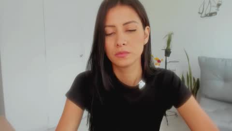 Laura  online show from 12/01/25, 07:19