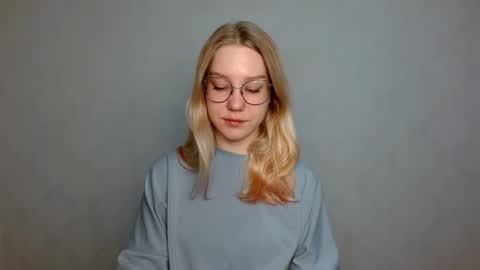 Snapshot of abbymoore__ chatting on 03/05/25, 08:21 Abby Lovense is active online show from 03/05/25, 08:21