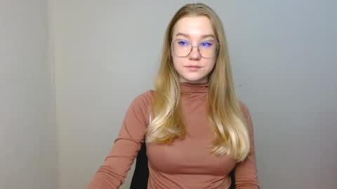 Snapshot of abbymoore__ chatting on 04/06/26, 01:01 Abby Lovense is active online show from 04/06/26, 01:01