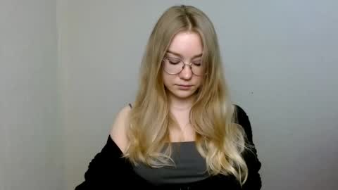 Snapshot of abbymoore__ chatting on 05/01/26, 12:21 Abby Lovense is active online show from 05/01/26, 12:21