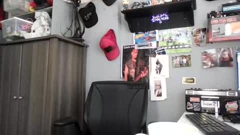 Snapshot of abennett76 chatting on 06/12/26, 02:16 AJ online show from 06/12/26, 02:16