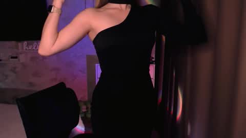 Snapshot of abigail_flex chatting on 11/21/25, 08:18 Anna online show from 11/21/25, 08:18