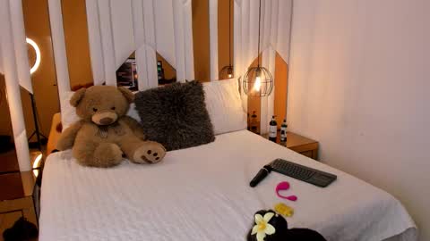 abril_cooper11 online show from 10/13/25, 08:09