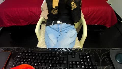 Snapshot of abrillee1 chatting on 02/01/25, 07:02 ABRIL online show from 02/01/25, 07:02