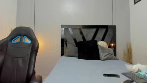 Snapshot of abrilrussell_ chatting on 04/04/26, 10:51 Abril online show from 04/04/26, 10:51