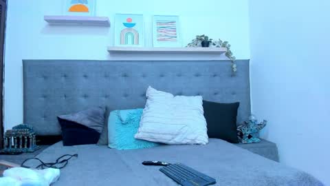 Snapshot of abrilrussell_ chatting on 04/11/26, 08:07 Abril online show from 04/11/26, 08:07