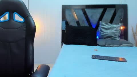 Snapshot of abrilrussell_ chatting on 04/13/26, 06:30 Abril online show from 04/13/26, 06:30